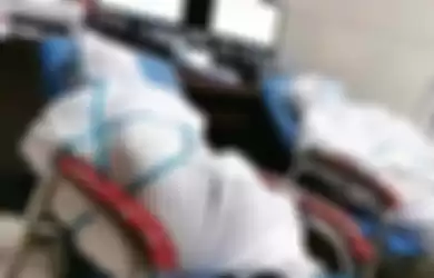 Potret miris dokter dan perawat di sebuah rumah sakit di China, tidur di kursi karena kelelahan tangani pasien virus corona.