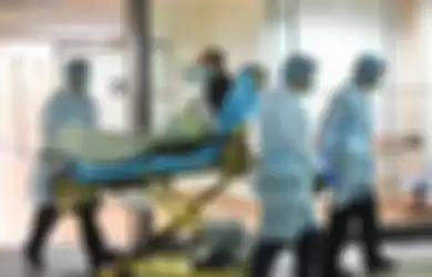 Ilustrasi pasien yang terjangkit virus Corona sedang dilarikan ke rumah sakit.