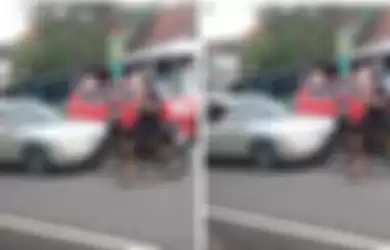 Pengendara sepeda motor menghadang sebuah mobil yang mengambil jalur miliknya viral di media sosial Instagram.