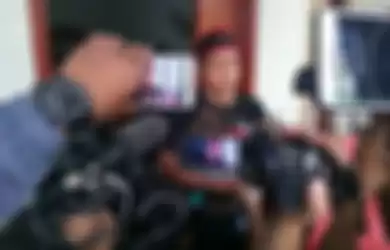 Teddy memperlihatkan cctv di rumahnya saat sesi wawancara dengan awak media, Rabu (8/1/2020).