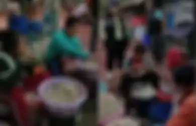 Menjijikkan! Diawasi Beberapa Mandor, Para Pekerja Pabrik Ini Menggunakan Mulut Mereka untuk Memisahkan Tulang Ayam dari Cekernya, Bos Pabrik: Bisa Lima Kali Lebih Cepat