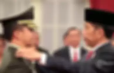 Jenderal Andika Perkasa saat diberikan pangkat jabatan oleh Presiden Jokowi di Istana Merdeka.