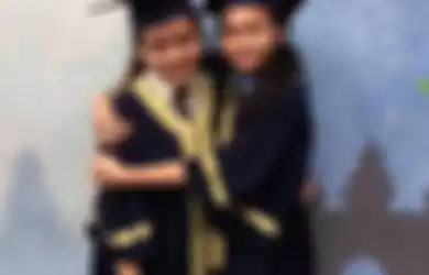 Foto Sara Iman bersama teman saat lulus SD