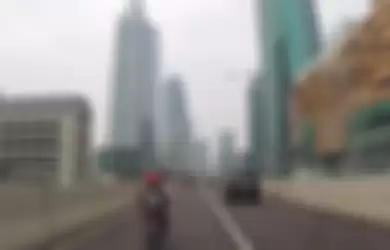 Pemotor nekat lintasi Jalan Layang Non Tol Casablanca, Jaksel.