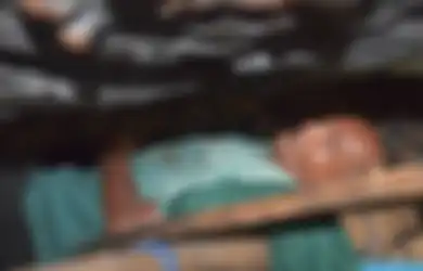 10 Tahun Tinggal Dalam Goa dan Hidup Sebatang Kara, Pria Berumur 50 Tahun Ini Tidur di Bawah Tebing dan Khawatir Saat Air Pasang: 'Kalau Malam Dingin Sekali'