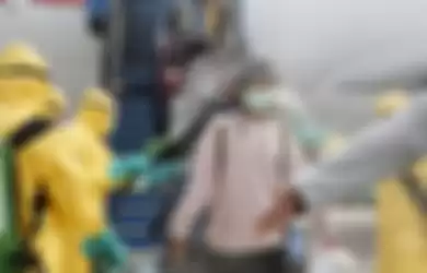 Petugas medis menyemprotkan cairan disinfektan pada warga negara Indonesia (WNI) dari Wuhan, China setibanya di Bandara Hang Nadim, Batam, Kepulauan Riau, Minggu (2/2/2020). Sebanyak 238 WNI dari Wuhan tersebut selanjutnya dipindahkan ke Natuna untuk menjalani observasi selama kurang lebih dua minggu guna memastikan kesehatannya dan terbebas dari virus corona.
