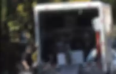 Sebuah mobil van terlihat terparkir di depan rumah Selena Gomez, Los Angeles mengangkut barang mantan.