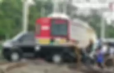 Video KRL berhenti demi pengguna jalan yang viral di media sosial.