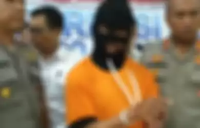 Petinggi King of The King, Juanda (memakai topeng) di Polres Metro Tangerang Kota, Senin (3/2/2020)