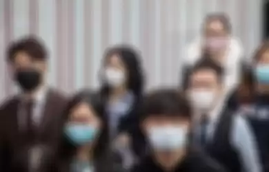 Para warga ramai menggunakan masker agar terhindar dari virus corona.