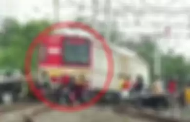 Cuma di Indonesia Kereta Api Berhenti dan Mengalah Demi Pengendara Lain, Begini Keteranga Si Perekam: Tolong Beritanya Jangan DIpelintir...