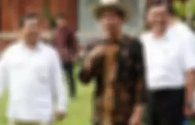 Presiden Joko Widodo bersama Menteri Pertahanan Prabowo Subianto dan Menko Kemaritiman dan Investasi Luhut Binsar Panjaitan.