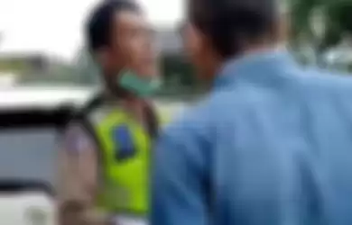 Seorang pengendara mobil marah-marah hingga mendorong dan mencekik leher polisi yang akan menilangnya