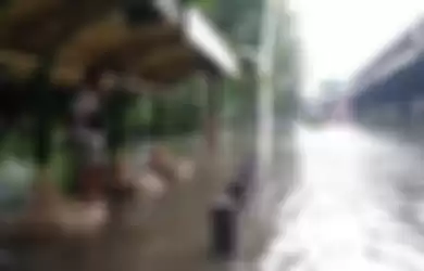 banjir hampir setinggi satu meter tutupi jalan Yos Sudarso, Jakarta Utara, Sabtu (8/2/2020) 