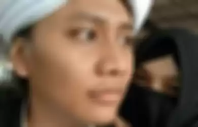 Kisahnya pun viral di sosial media, karena poligami tersebut mendapat dukungan penuh dari istri pertamanya, Emas Putri Yani