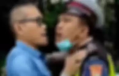 Tohap Silaban (ki) menantang duel petugas yang hendak menilangnya (7/2/2020).