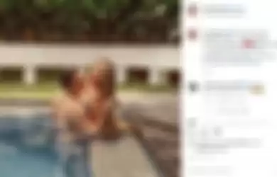 Abash yang berpose telanjang dada di kolam renang