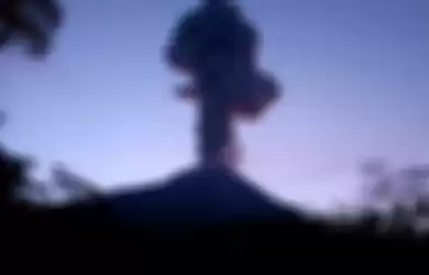 Gunung Merapi alami erupsi, semburkan abu vulkanik setinggi 2.000m (13/2/2020).