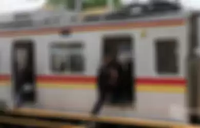 Penumpang menaiki KRL di Stasiun Manggarai, Jakarta, Kamis (13/2/2020).