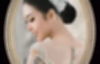 Penampilan seksi dan memikat Syahrini pamer punggung putih mulus yang dibandingkan dengan kecantikan Luna Maya