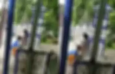 Video pria berkopiah telanjangi wanita di pinggir jalan Sampang, Madura tersebar viral di media sosial. 