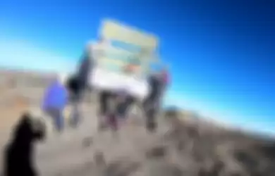 Andrea di puncak Gunung Kilimanjaro.
