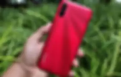 realme C3 tampak belakang, warna Merah Terik