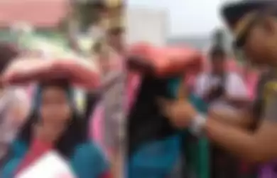 AKBP Cepi Noval menenangkan bocah perempuan penjual onde-onde langganannya ketika pamit setelah serah terima jabatan Kapolres Padang Panjang, 21 September 2019 di halaman Mapolres Padang Panjang. 