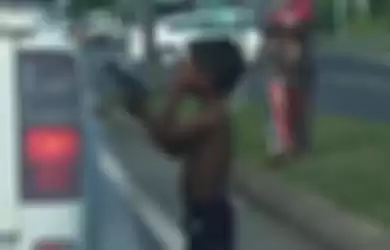 Bocah yang ditangkap karena menakut-nakuti pengguna jalan dengan memakai pistol mainan.