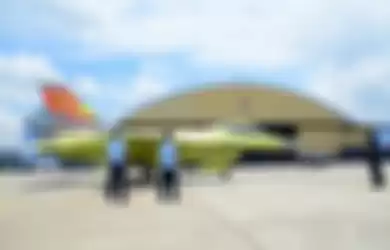 Pesawat tempur F-16 A/B Block 15 hasil pembaruan yang dipiloti Dwayne ProOpella di Apron Skadron Udara 3 Lanud Iswahjudi, Madiun, Selasa (18/2/2020).