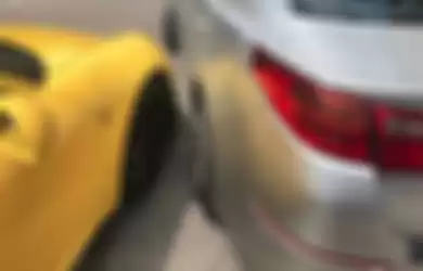 Sport car Porsche ditabrak taksi