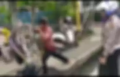 Tangkapan layar dari video viral, pria ngamuk dan banting motornya saat ditilang polisi.