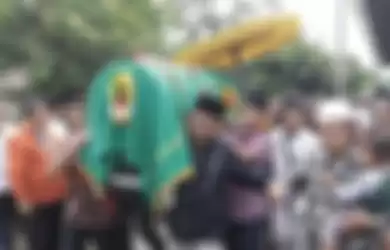 Khoirunnisa Nur Cahyani Sukmaningdyah, yang merupakan salah satu korban meninggal saat acara susur sungai dimakamkan hari Sabtu (22/2/2020) ini di makam Dusun Karanggawang Girikerto, Turi. 