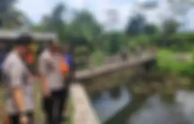 Kapolda DIY Irjen Pol Asep Suhendar saat memantau proses pencarian korban susur sungai di Kali Sempor, Sabtu (22/2/2020) 