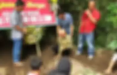 Jenazah Yasinta Bunga Maharani, siswi SMP N 1 Turi yang meninggal dalam tragedi susur sungai kegiatan Pramuka akhirnya dimakamkan, Minggu (23/2/2020). 