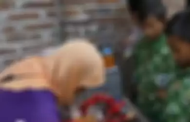 Sang ibu terbantu dengan robot buatan anaknya, Agung Budi Wibowo,   