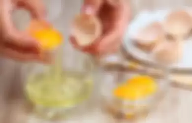 Memisahkan kuning telur dan putih telur