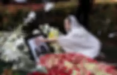Bunga Citra Lestari ketika mengunjungi makam suami tercintanya, Ashraf Sinclair.