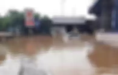 Nissan Grand Kivina terjebak banjir di tol JORR Jalan KH Noer Ali Kalimalang, Bekasi (25/2/2020). 