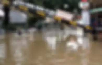 Komplek Polri Pondok Karya Mampang Prapatan tidak luput dari genangan banjir Jakarta, Selasa (25/2/2020). 