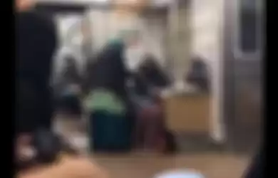 Viral Ibu-Ibu Jambak dan Tampar Wanita Muda di KRL: 'Berdiri Kamu, Saya Ini Orang Tua'