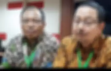 Direktur Medik dan Keperawatan RSUP Kariadi Semarang Agoes Oerip Poerwoko (kanan) dan Kepala Bidang Pelayanan Medik RSUP Kariadi Semarang Nurdopo Baskoro Kiri) di RSUP Kariadi Semarang, Selasa (25/2/2020). 