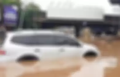 Nissan Grand Livina terperangkap banjir.