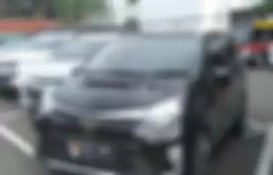 Mobil pelaku pemukulan sopir ambulans di halaman parkir Mapolrestro Jakarta Selatan, Rabu (26/2/2020). 