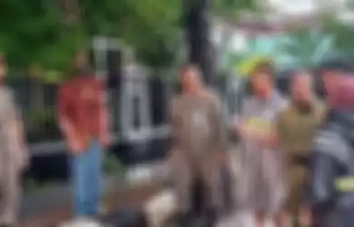 Satpol PP Kebumen evakuasi pria berdiri lama di trotoar jalan Kawedusan Kebumen.