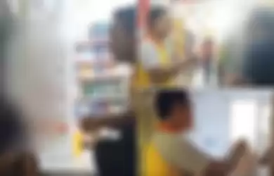 Tangkap Basah Pencuri Susu Bayi di Mini Market, Anggota Polisi Ini Justru Lepaskan Pelaku Setelah Datang ke Rumahnya, Ini Videonya!