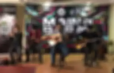 Ngumpul Sambil Nyanyiin Lagu Folk, Beranda Rumah Senang Main di Barat