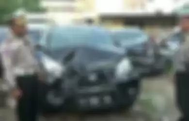 Mobil milik pelaku yang menabrak wanita hamil dan suaminya ringsek di bagian depan. 