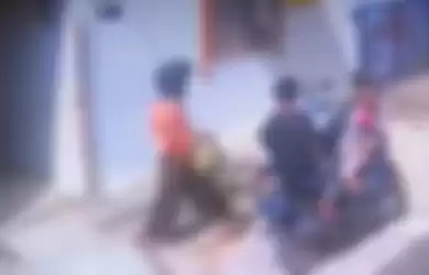 Ibu-Ibu Hamil Terekam CCTV, Curi Tabung Gas sambil Bawa 2 Anak, Warga: Mungkin Butuh Uang, Tapi Jika dalam 3 Hari Tak Dikembalikan, . . .