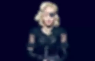  Madonna terjatuh tersungkur dari kursi saat konser hingga menangis kesakitan.